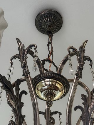 Lámpara de techo antigua plateada.