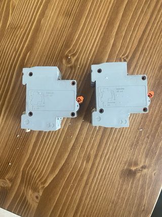 2 Magnetotérmicos Merlin Gerin Multi9 K32N C16