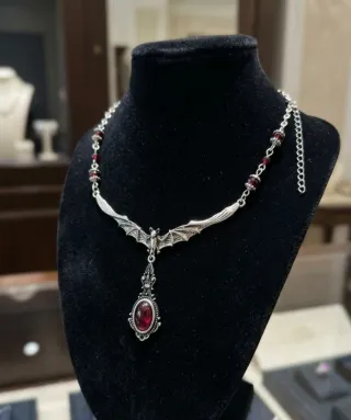 Collana gotica pipistrello con pietra rossa