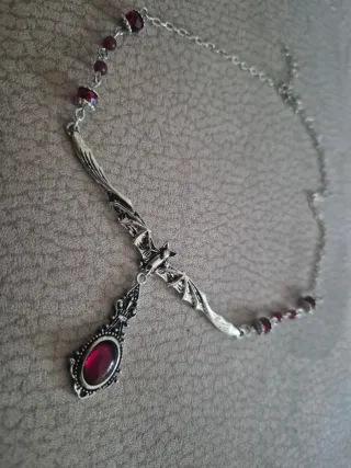 Collana gotica pipistrello con pietra rossa
