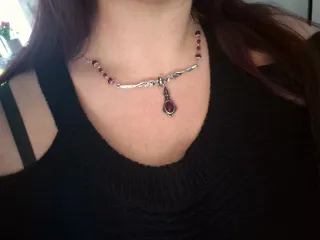 Collana gotica pipistrello con pietra rossa