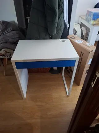 Escritorio infantil blanco y azul