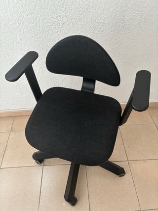 Silla de escritorio negra con brazos
