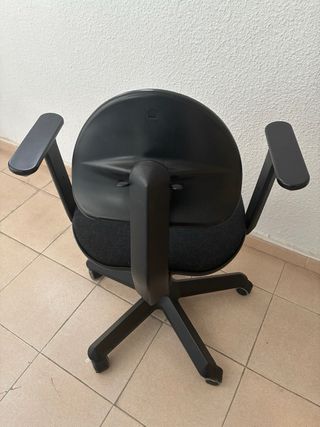 Silla de escritorio negra con brazos