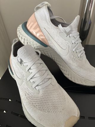 Zapatillas Nike grises y rosas