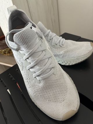 Zapatillas Nike grises y rosas