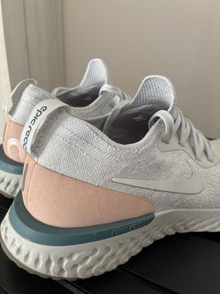 Zapatillas Nike grises y rosas