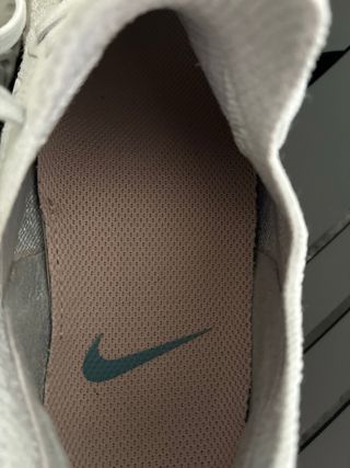 Zapatillas Nike grises y rosas