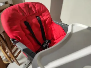 Trona infantil roja con arnés