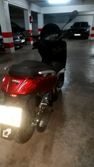 Yamaha X-Max 250 Roja y Plata