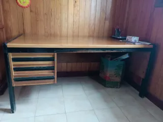 Escritorio grande de madera .