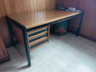Escritorio grande de madera .