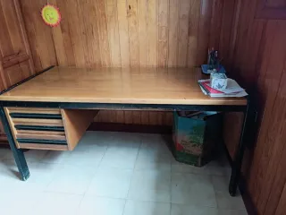 Escritorio grande de madera .