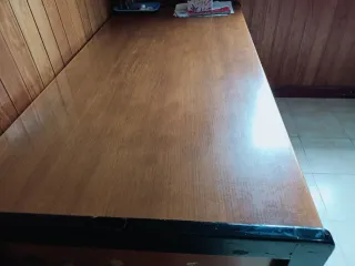 Escritorio grande de madera .