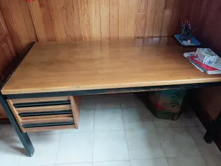 Escritorio grande de madera .