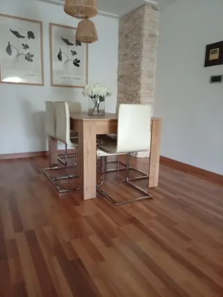 Sillas de comedor beige y marrón