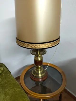 Lámpara de mesa dorada y marrón