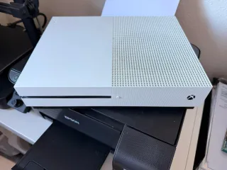 Xbox One Bianca con 2 Controller e 2 Giochi