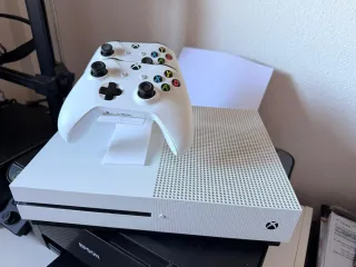 Xbox One Bianca con 2 Controller e 2 Giochi