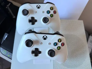 Xbox One Bianca con 2 Controller e 2 Giochi