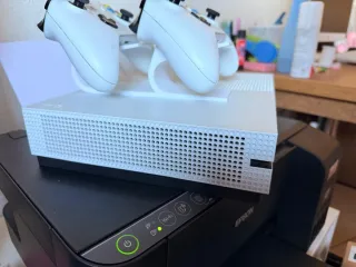 Xbox One Bianca con 2 Controller e 2 Giochi