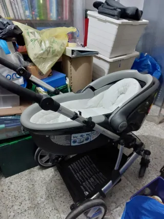 Cochecito de bebé rojo