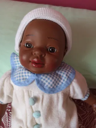 Muñeco bebé negrito con gorrito y pijama