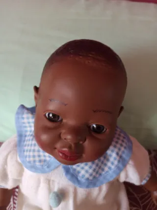 Muñeco bebé negrito con gorrito y pijama