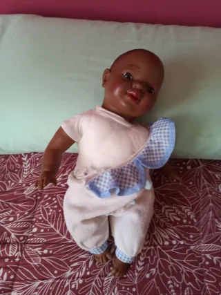 Muñeco bebé negrito con gorrito y pijama