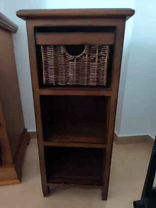 Mueble auxiliar madera con cesto mimbre
