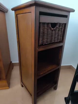Mueble auxiliar madera con cesto mimbre