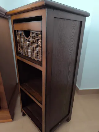 Mueble auxiliar madera con cesto mimbre