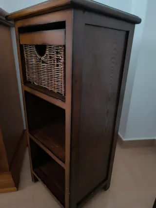 Mueble auxiliar madera con cesto mimbre