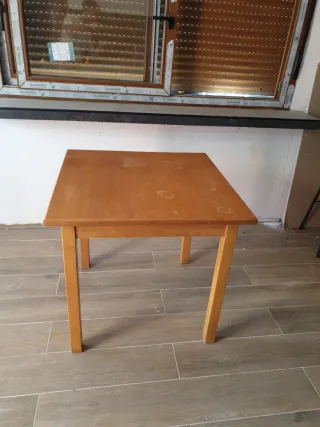 Mesa cuadrada de madera barnizada de 80 cm