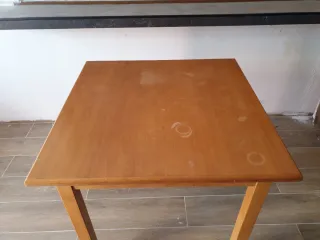 Mesa cuadrada de madera barnizada de 80 cm
