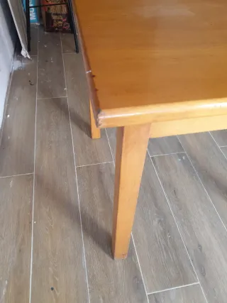 Mesa cuadrada de madera barnizada de 80 cm