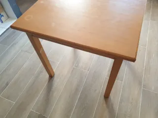 Mesa cuadrada de madera barnizada de 80 cm