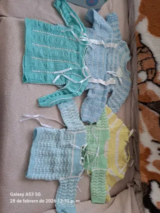 Ropa tejida a mano para bebé