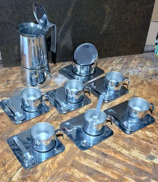 Servizio tazzine caffè con caffettiera, in acciaio