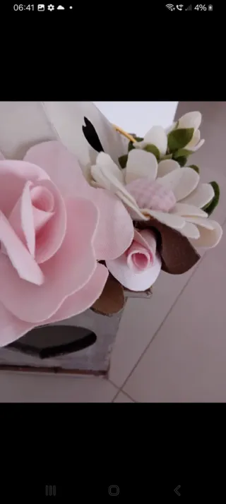 Fuoriporta primaverile con fiori in tessuto