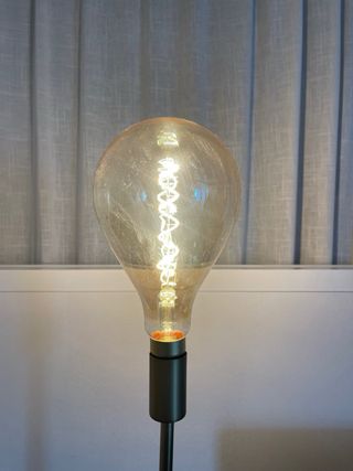 Lámpara de pie dorada de metal y cristal