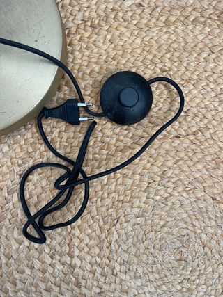 Lámpara de pie dorada de metal y cristal