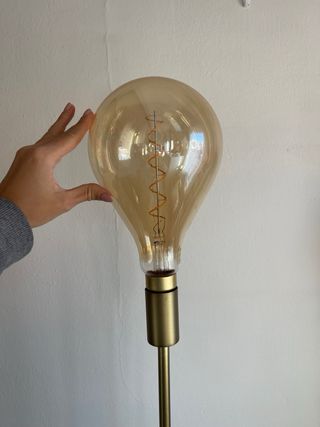 Lámpara de pie dorada de metal y cristal