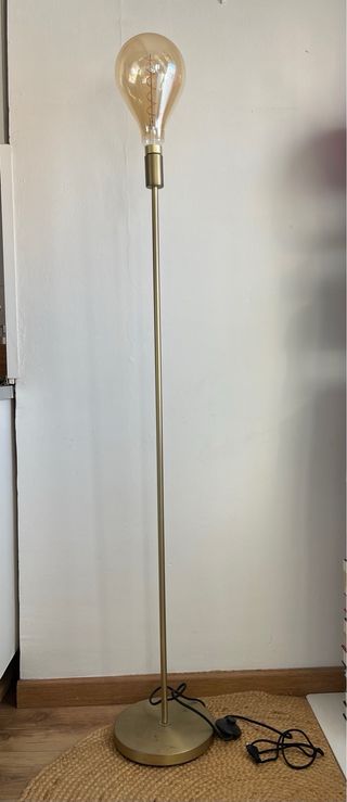 Lámpara de pie dorada de metal y cristal