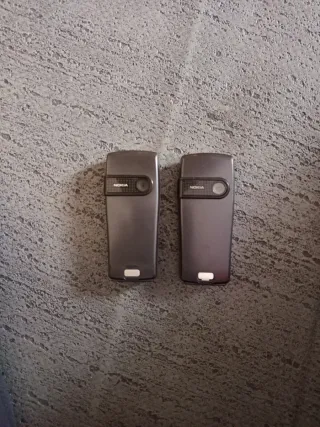 2 Vecchi Telefoni Cellulari Nokia Argento/Nero