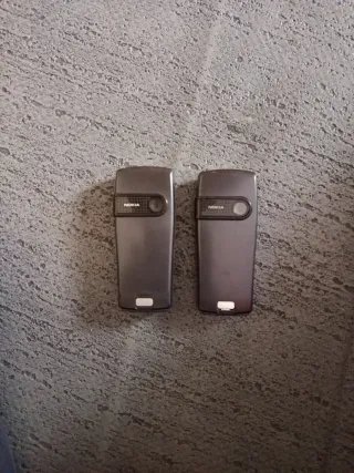 2 Vecchi Telefoni Cellulari Nokia Argento/Nero