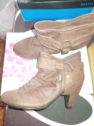 Botines marrones con tachuelas y hebilla