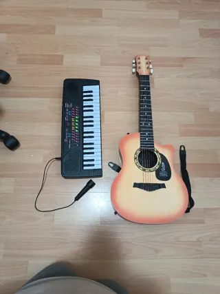 Piano con micrófono y guitarra