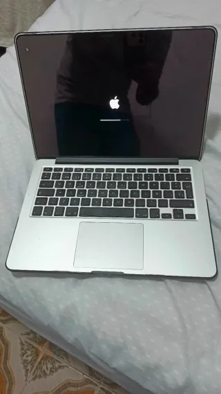 MacBook Pro con caricatore