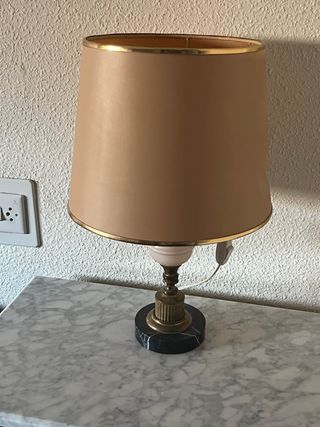 Lámpara de mesa beige y dorada
